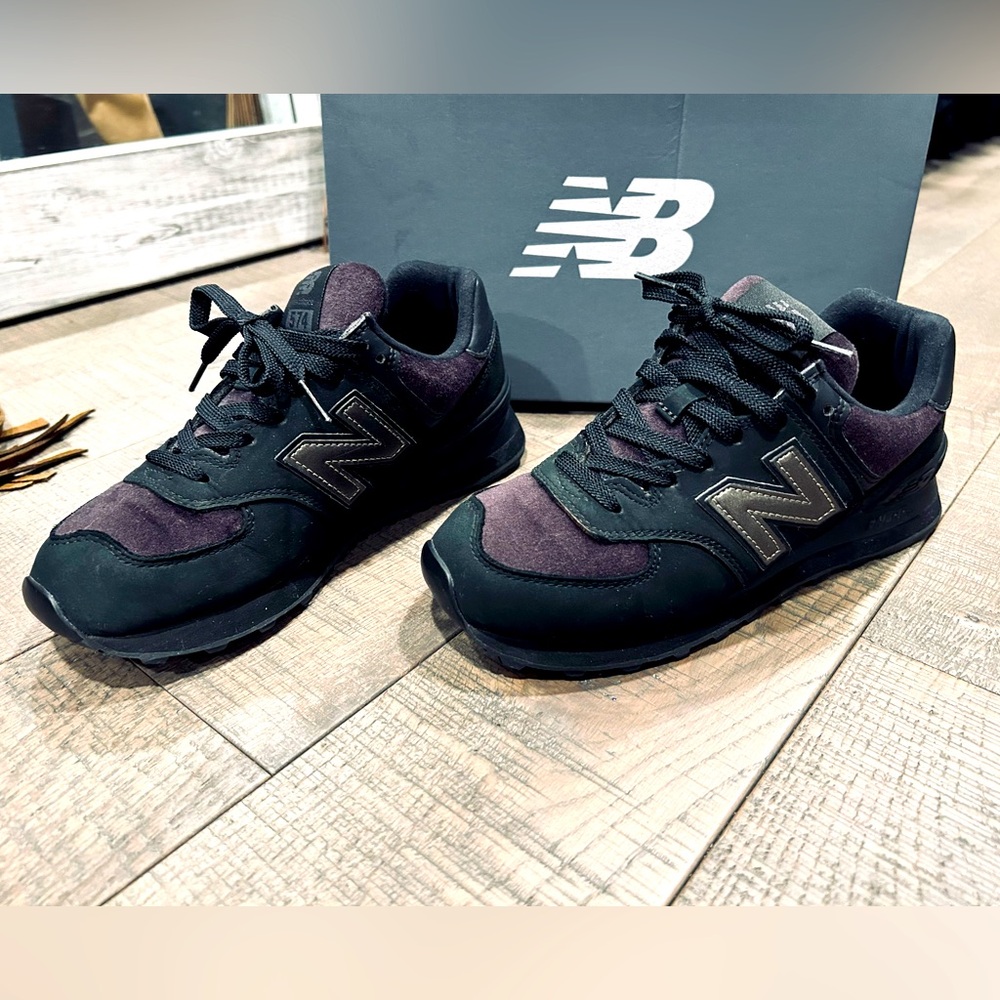 New Balance
(WMNS) New Balance 574 Purple/Black WL574LDG Excellent Condition!